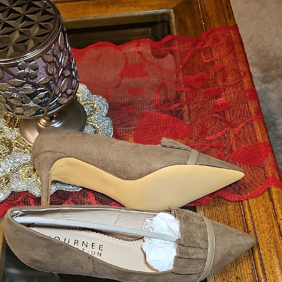 Journee Collection Taupe Pleated Heels - Picture 4 of 9